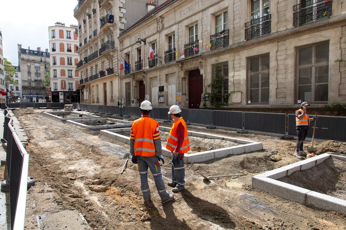 Chantier de construction avec panneaux