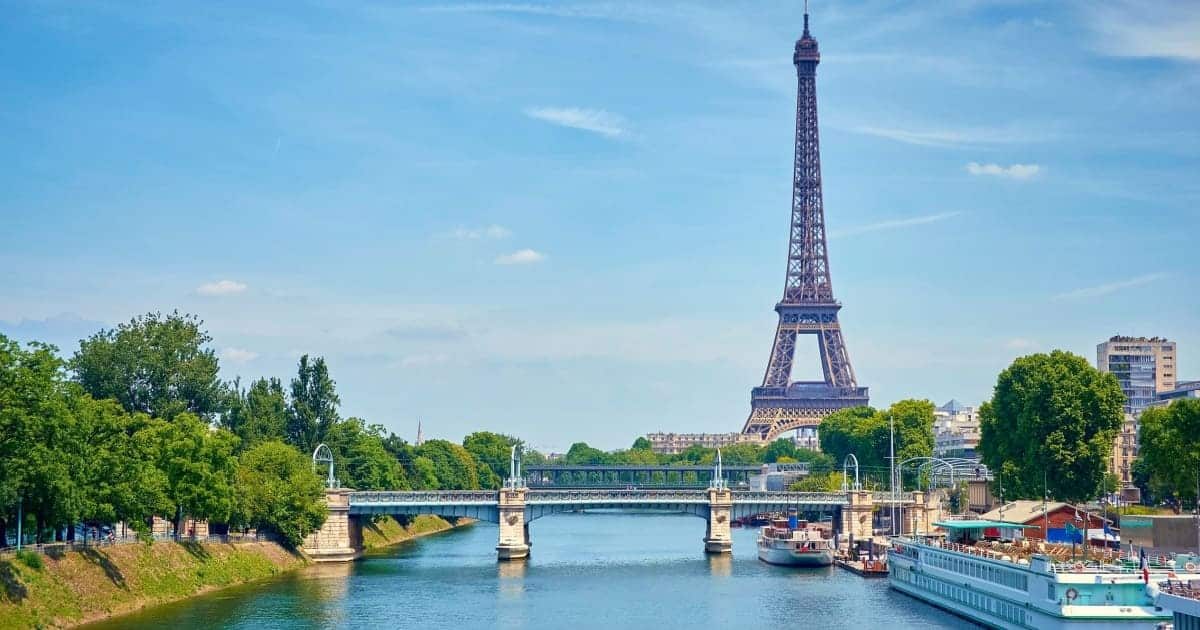 Pose de panneaux d'interdiction de stationner à Paris